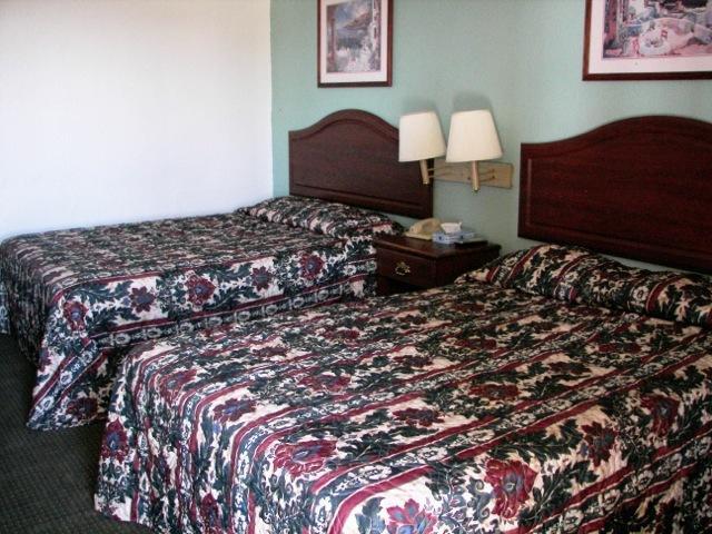 Quest Inn Weatherford Room photo