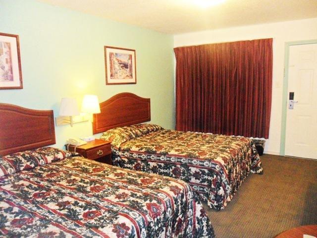 Quest Inn Weatherford Room photo